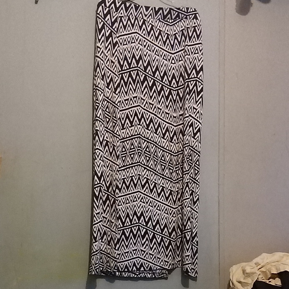 Apt. 9 Black and White Zigzag Maxi Skirt